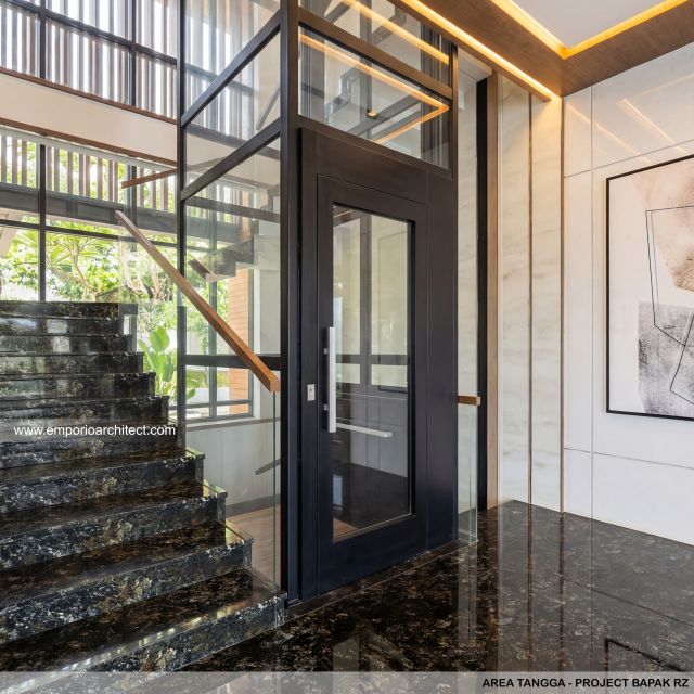 Desain Area Tangga Rumah Modern 3 Lantai Bapak RZ di Tegal, Jawa Tengah