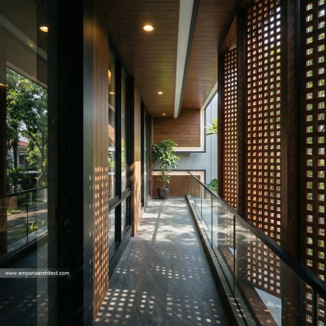 Desain Tampak Detail Balkon Rumah Modern 3 Lantai Ibu INK di PIK 2, Tangerang