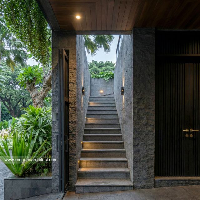 Desain Tampak Detail Depan 2 Rumah Modern 3 Lantai Bapak RNR di Bali