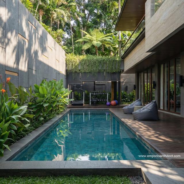Desain Tampak Detail Belakang Rumah Modern 3 Lantai Ibu VBB di Bandung