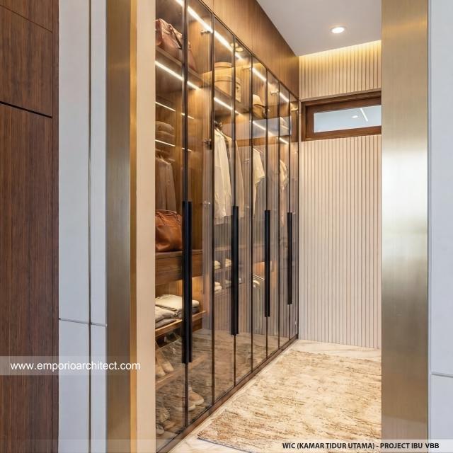 Desain Walk In Closet Kamar Tidur Utama Rumah Modern 3 Lantai Ibu VBB di Bandung