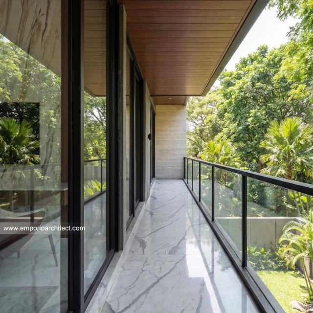 Desain Tampak Detail Balkon Belakang Rumah Modern 3 Lantai Ibu LDA II di Surabaya