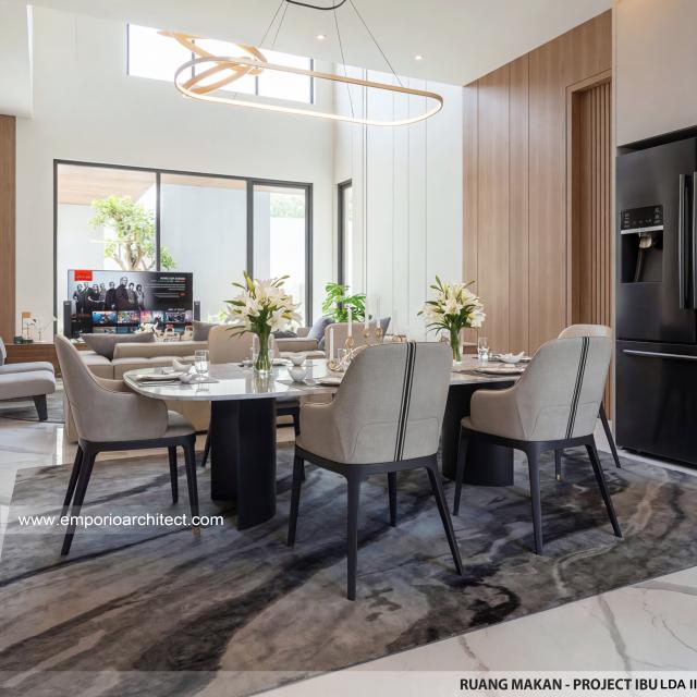 Desain Ruang Makan Rumah Modern 3 Lantai Ibu LDA II di Surabaya
