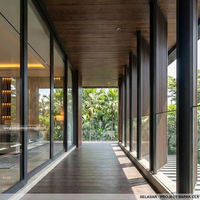 Desain Tampak Detail Koridor Rumah Modern 3 Lantai Bapak CLS di Gading Serpong, Tangerang