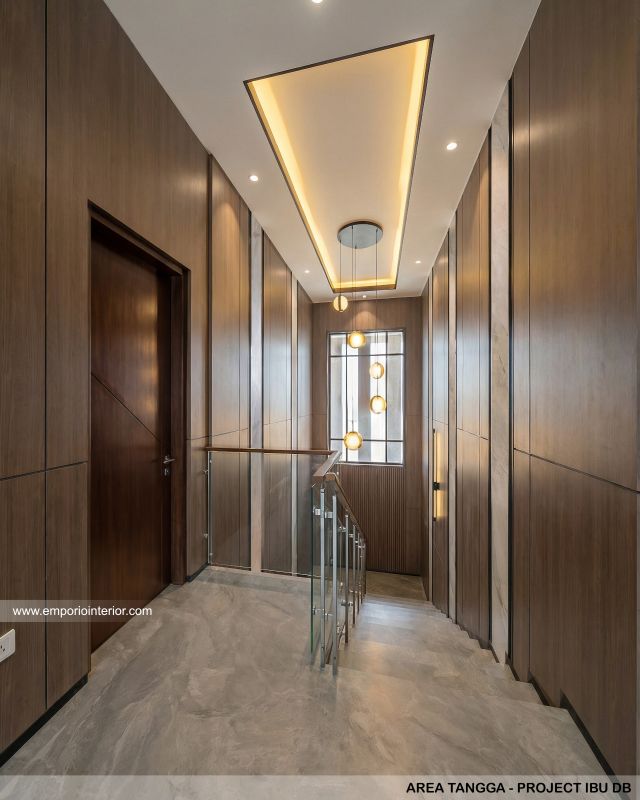 Desain Area Tangga Rumah Modern 3 Lantai Ibu DB di Samarinda