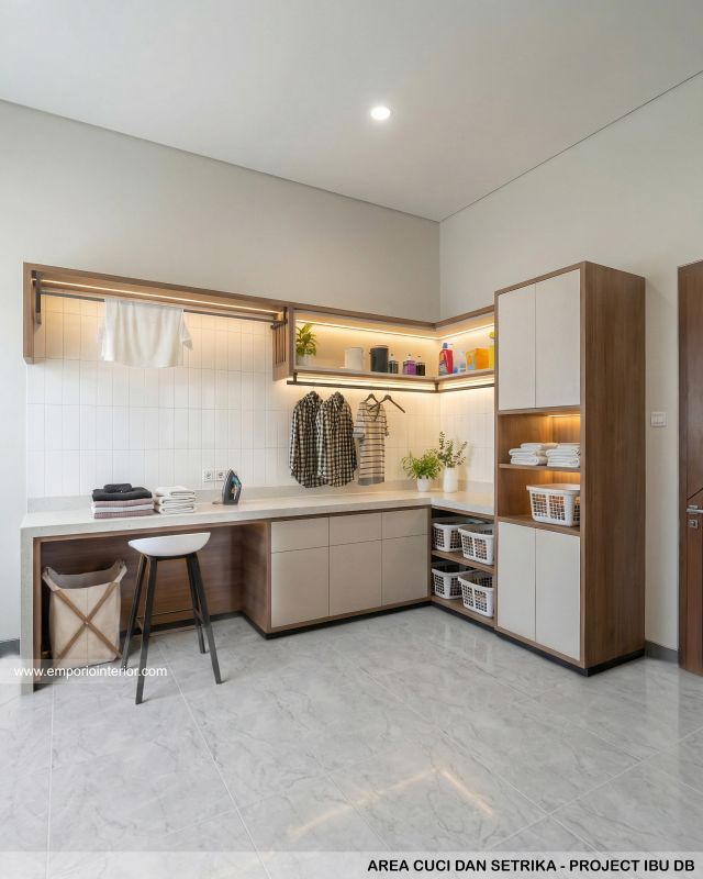 Desain Area Cuci dan Setrika Rumah Modern 3 Lantai Ibu DB di Samarinda