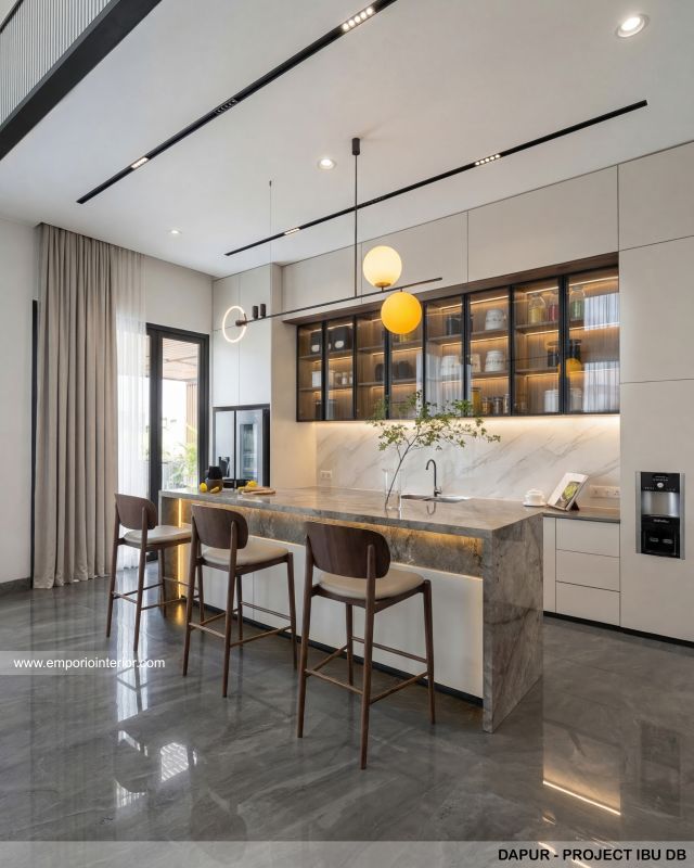 Desain Dapur Rumah Modern 3 Lantai Ibu DB di Samarinda