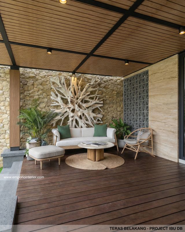 Desain Teras Belakang Rumah Modern 3 Lantai Ibu DB di Samarinda