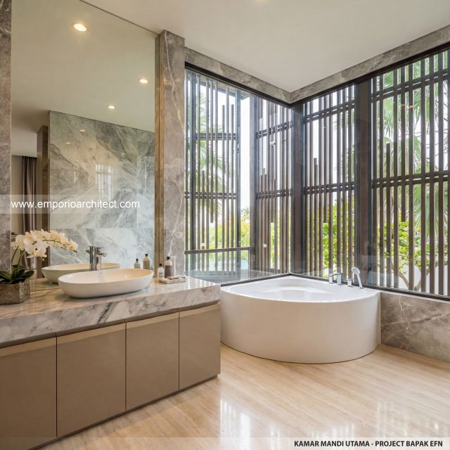 Desain Kamar Mandi Utama Rumah Modern 3 Lantai Bapak EFN di Cibubur, Jakarta Timur