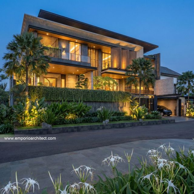 Desain Tampak Depan 3 Rumah Modern 3 Lantai Ibu DN di Semarang