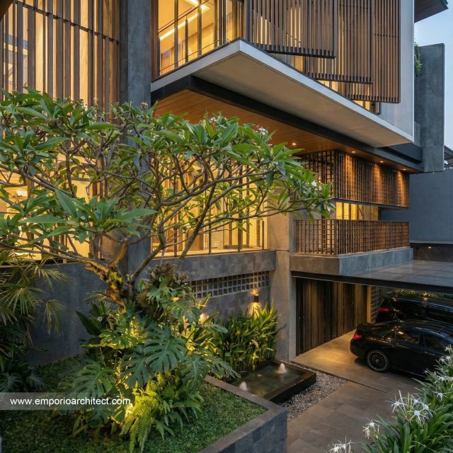 Desain Tampak Detail Depan 3 Rumah Modern 3 Lantai Ibu DN di Semarang