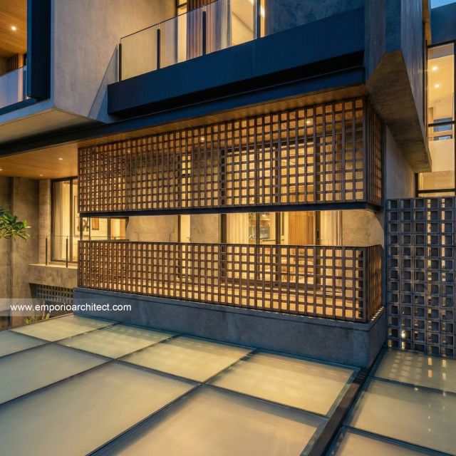 Desain Tampak Detail Depan 4 Rumah Modern 3 Lantai Ibu DN di Semarang