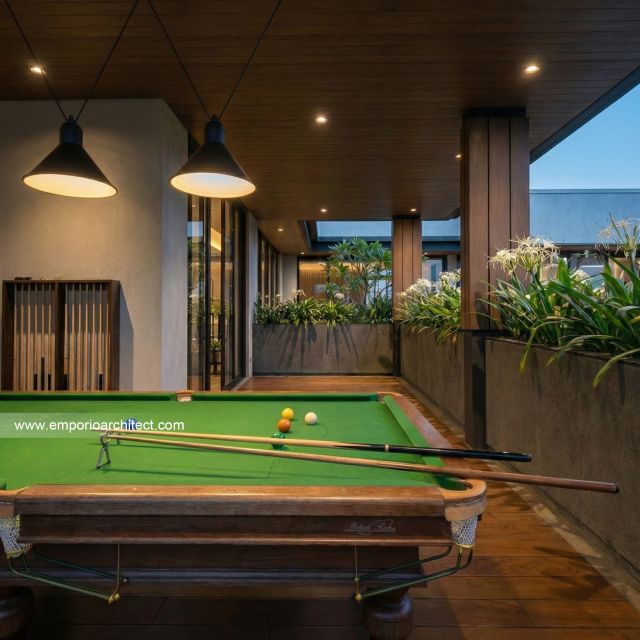 Desain Tampak Detail Belakang Rumah Modern 3 Lantai Ibu DN di Semarang