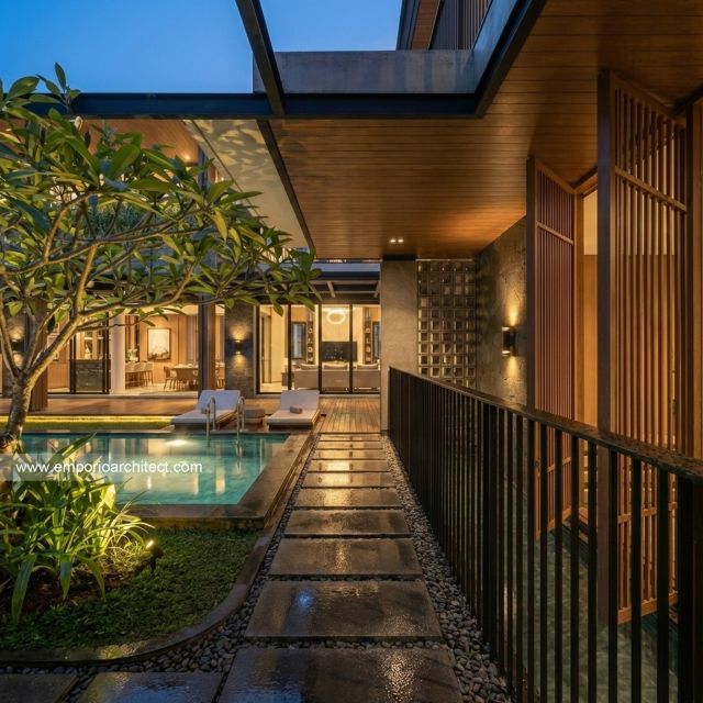 Desain Tampak Detail Belakang 2 Rumah Modern 3 Lantai Ibu DN di Semarang