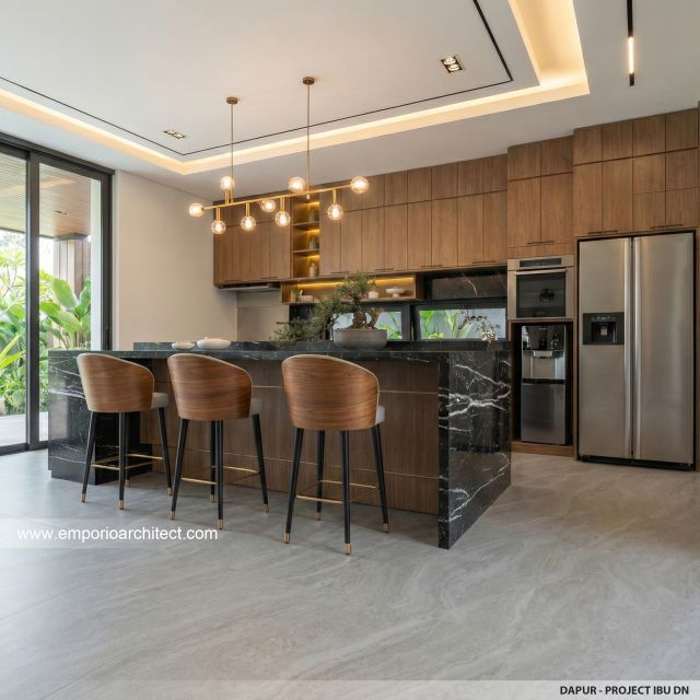 Desain Dapur Rumah Modern 3 Lantai Ibu DN di Semarang