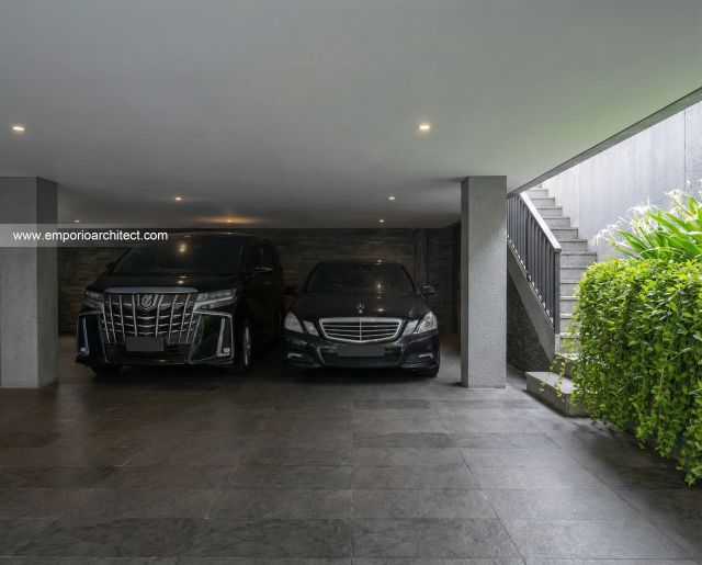 Desain Tampak Detail Garase Rumah Modern 3 Lantai Ibu DV di Jakarta Selatan