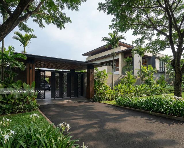 Desain Tampak Depan Dengan Pagar Rumah Modern 3 Lantai Ibu DV di Jakarta Selatan