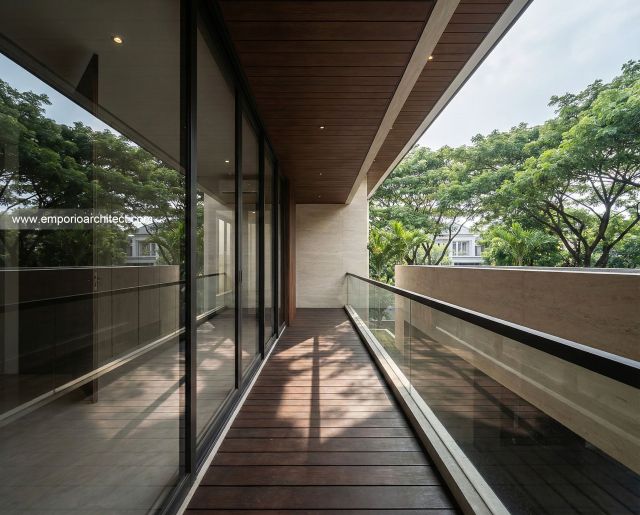 Desain Tampak Detail Balkon Rumah Modern 3 Lantai Ibu DV di Jakarta Selatan