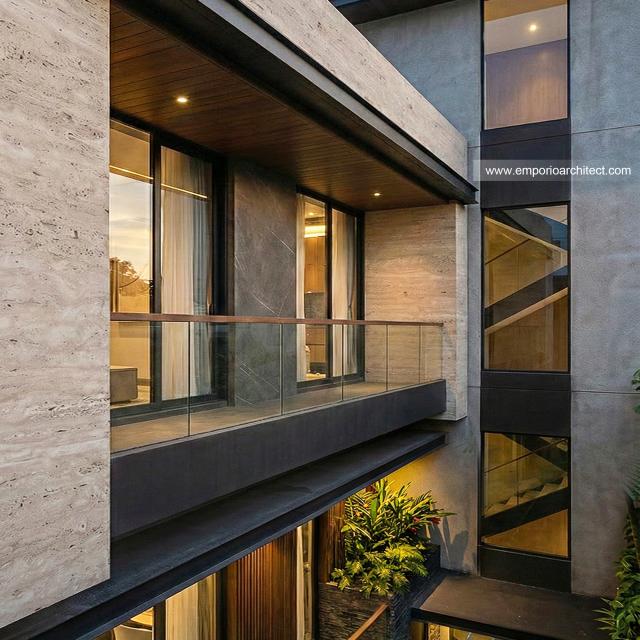 Desain Tampak Belakang Rumah Modern 3 Lantai Ibu PTR di Rawamangun, Jakarta Timur