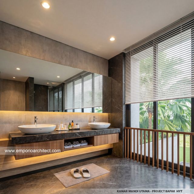 Desain Kamar Mandi Utama Rumah Modern 3.5 Lantai Bapak HYT di Tangerang Selatan