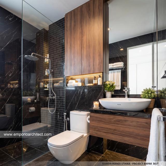Desain Kamar Mandi Utama Rumah Villa Bali 2 Lantai Bapak SGT di Jakarta Timur
