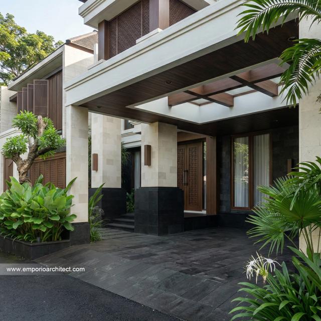 Desain Tampak Detail Depan Rumah Villa Bali 2 Lantai Bapak SGT di Jakarta Timur