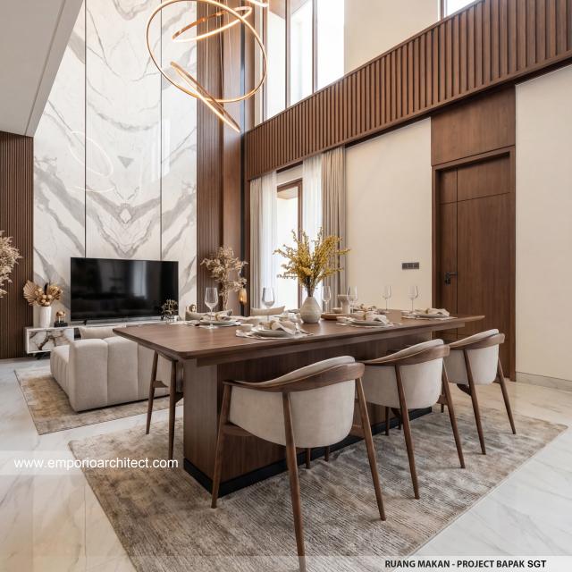 Desain Ruang Makan Rumah Villa Bali 2 Lantai Bapak SGT di Jakarta Timur