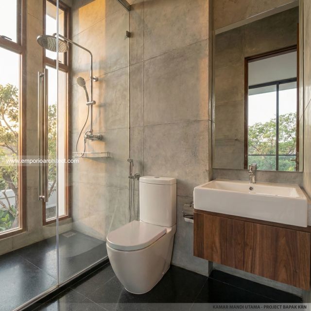 Desain Kamar Mandi Utama Rumah Villa Bali 2 Lantai Bapak KRN di Alam Sutera, Tangerang