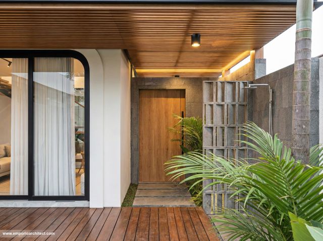 Desain Tampak Detail Samping Villa Modern 2 Lantai Ibu FRN di Nusa Dua, Bali