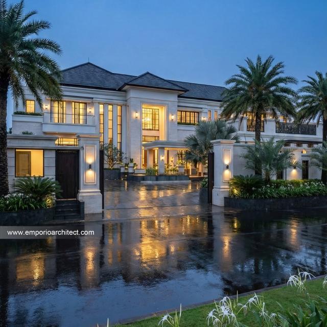 Desain Tampak Depan Dengan Pagar Rumah Klasik 2 Lantai Ibu DNA di Cibubur, Jakarta Timur