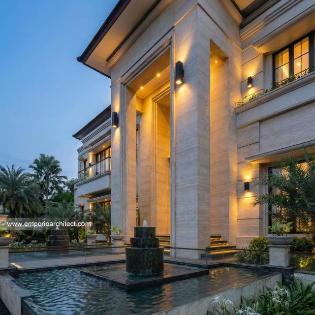 Desain Tampak Detail Depan Rumah Klasik 2 Lantai Ibu DNA di Cibubur, Jakarta Timur