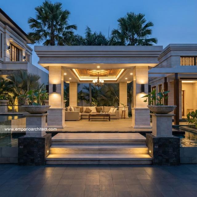 Desain Area Teras Rumah Klasik 2 Lantai Ibu DNA di Cibubur, Jakarta Timur