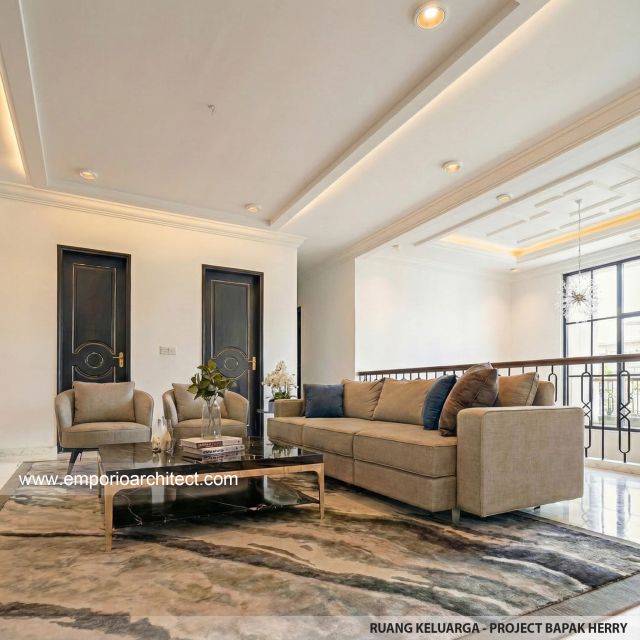 Desain Ruang Keluarga Rumah Hook Classic 3 Lantai Bapak HRR di Tangerang, Banten