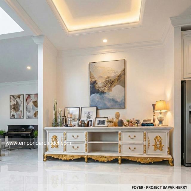 Desain Foyer Rumah Hook Classic 3 Lantai Bapak HRR di Tangerang, Banten