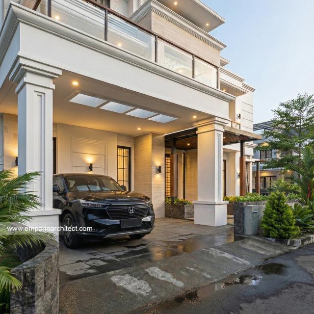Desain Tampak Detail Depan Rumah Hook Classic 3 Lantai Bapak HRR di Tangerang, Banten